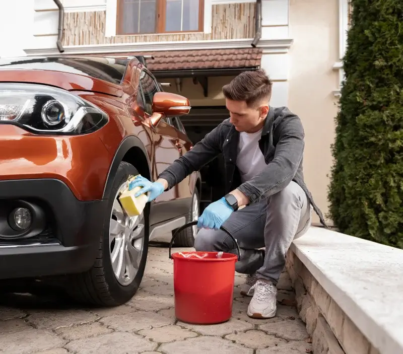 Lavage auto à domicile Saint-Hilaire-les-Places : professionnel intervenant sur un véhicule